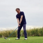 Человек делает разминку возле компьютера для здорового игрового досуга