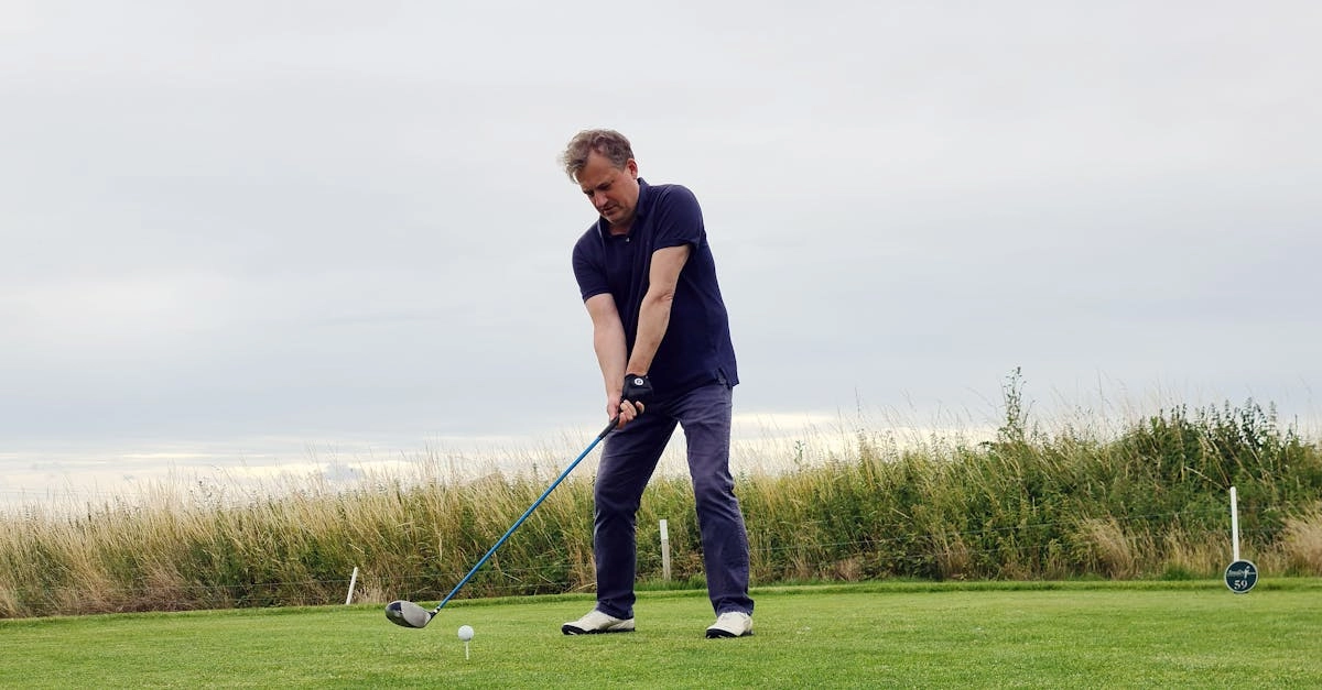 Человек делает разминку возле компьютера для здорового игрового досуга