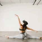 Здоровый геймер за компьютером с правильной осанкой