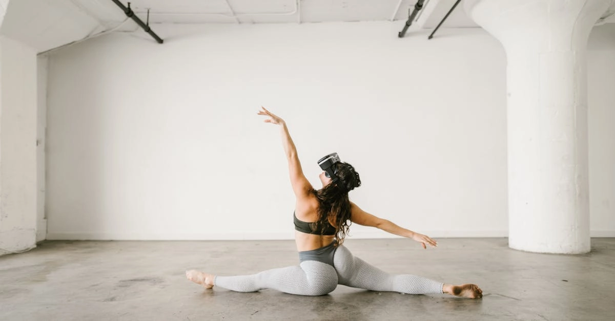 Здоровый геймер за компьютером с правильной осанкой