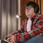 Люди играют в активные игры на свежем воздухе